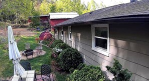 Outdoor dining - Honeybee Farmhouse- Dog and family friendly (Horse Shoe)