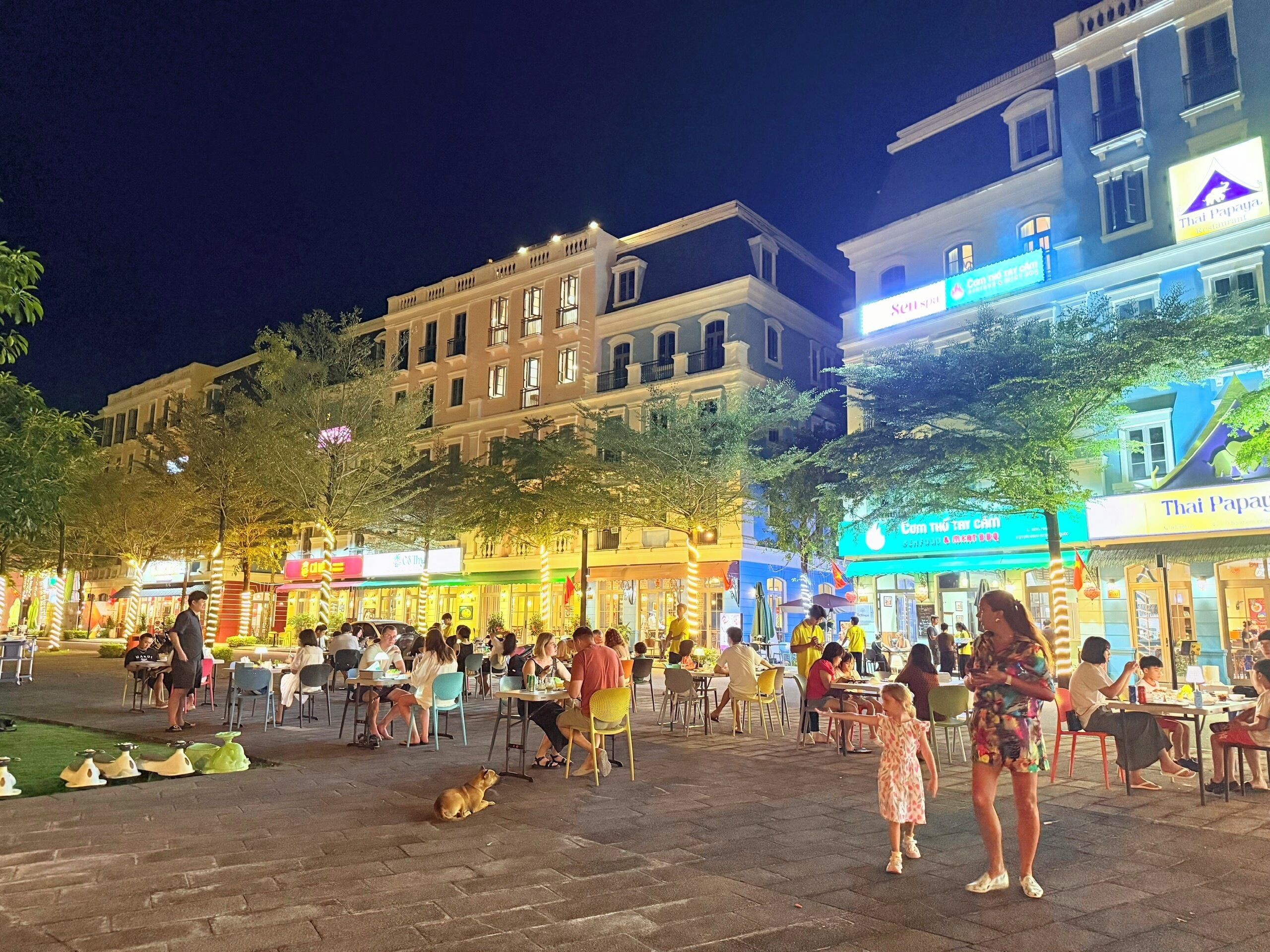 Khu ẩm thực ngoài trời