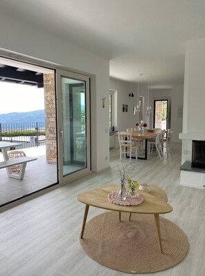 Villa, vue lac | Coin séjour