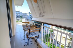 Outdoor dining - Luxury Modern 2 bed Elegance (Athina)