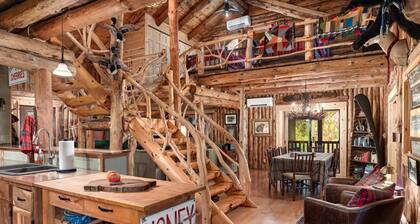 Secluded Creekside Cabin w/ Hot Tub, Private Driftless Escape