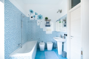 Dusche, Haartrockner, Bidet, Handtücher