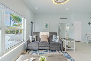 TV - 🌊Canal Front | Private Pool | Dog Friendly | Outdoor Kitchen | The Splash Pad🌊 (Fort Myers)