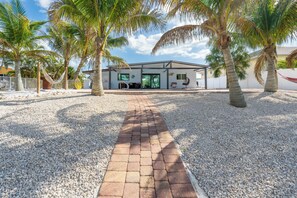 Exterior - 🌊Canal Front | Private Pool | Dog Friendly | Outdoor Kitchen | The Splash Pad🌊 (Fort Myers)