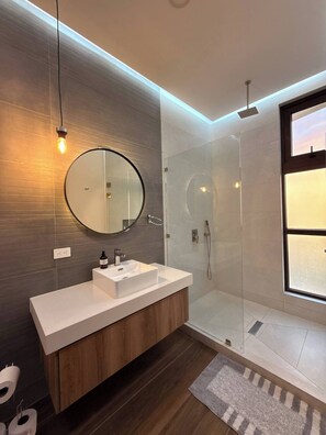 Serviettes fournies, savon, papier toilette