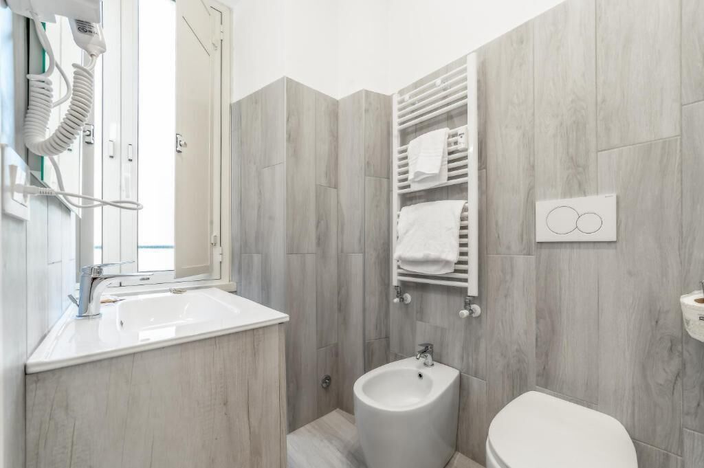 Apartment | Bathroom | Free toiletries, hair dryer, bidet, towels