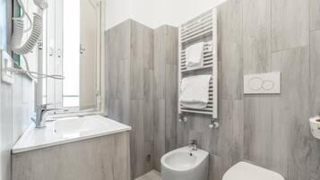 Apartment | Bathroom | Free toiletries, hair dryer, bidet, towels