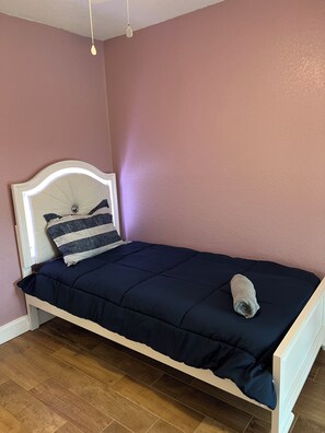 3 chambres, fer et planche à repasser, Wi-Fi, draps fournis