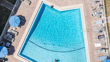 Piscina externa, espreguiçadeiras