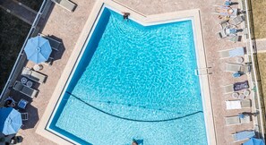 Piscine extérieure, chaises longues