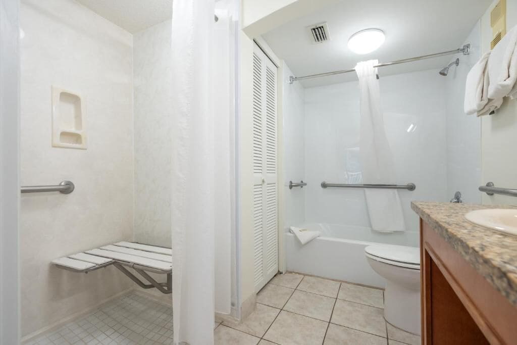 Ein Badezimmer mit Dusche, Toilette und Waschbecken.