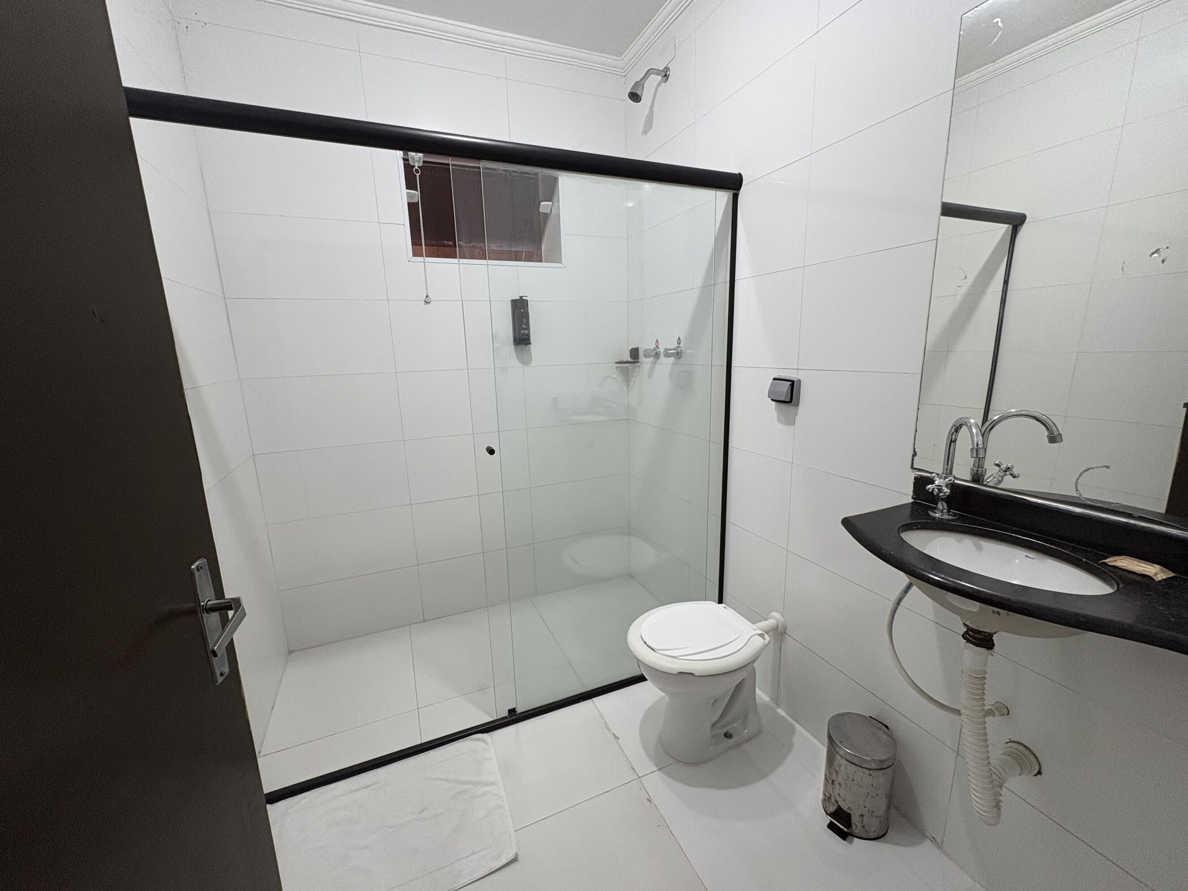 Quarto duplo | Banheiro | Chuveiro, toalhas de banho, sabonete, shampoo