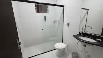 Quarto duplo | Banheiro | Chuveiro, toalhas de banho, sabonete, shampoo