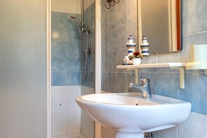 Dusche, Haartrockner, Handtücher