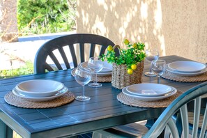 Outdoor dining - Apartment 'Residence Stella Marina 2' with Sea View, Shared Pool and Air Conditioning (Costa Paradiso)