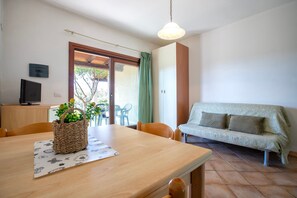 TV - Apartment 'Residence Stella Marina 2' with Sea View, Shared Pool and Air Conditioning (Costa Paradiso)