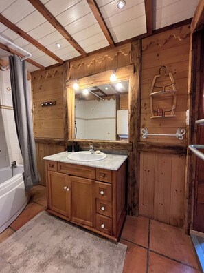 Hair dryer, towels, soap, toilet paper - Cosy mountain chalet with private Nordic bath - La Féclaz (Les Déserts)