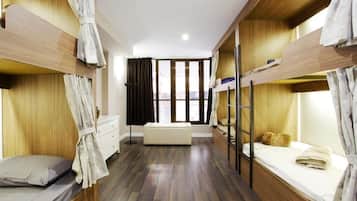 Slaapzaal, uitzicht op de stad