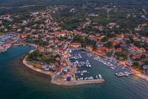 Marina - Apartment NERISSA with sea view by the sea in Nerezine (Nerezine)