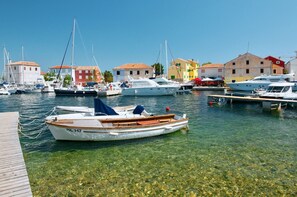 Marina - Apartment NERISSA with sea view by the sea in Nerezine (Nerezine)