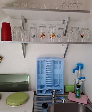Kühlschrank, Mikrowelle, Herdplatte, Wasserkocher mit Kaffee-/Teezubehör