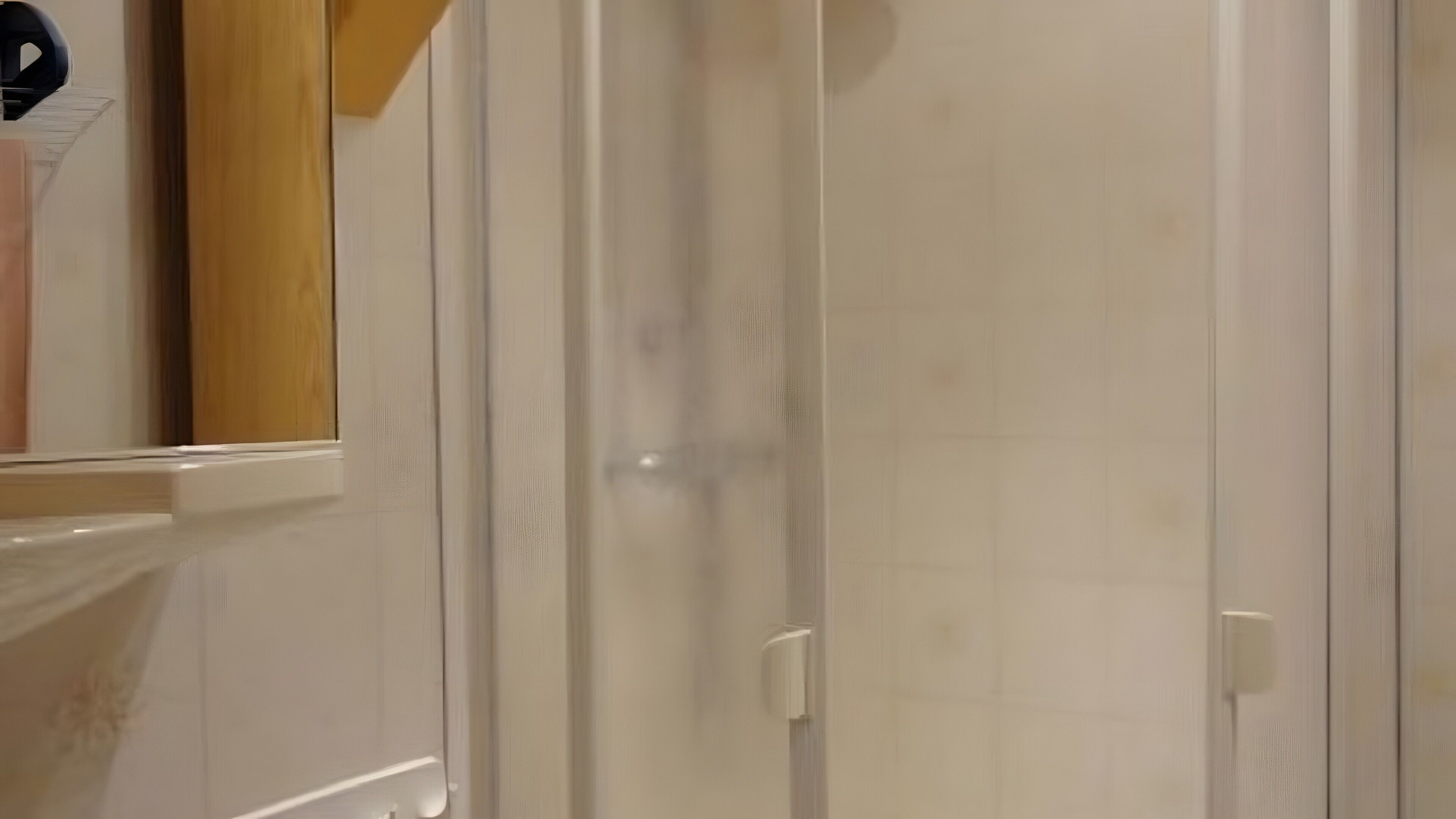 Suihku, hiustenkuivaaja, pyyhkeet