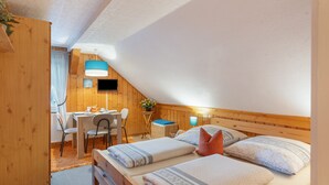 Ein gemütliches Zimmer mit einem Bett, einem Schreibtisch und einem Stuhl.