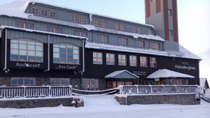 Ein Hotel mit Restaurant, 'Das Glück', und einem Turm.