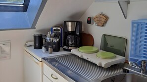 Jääkaappi, mikroaaltouuni, liesi, kahvin-/teenkeitin