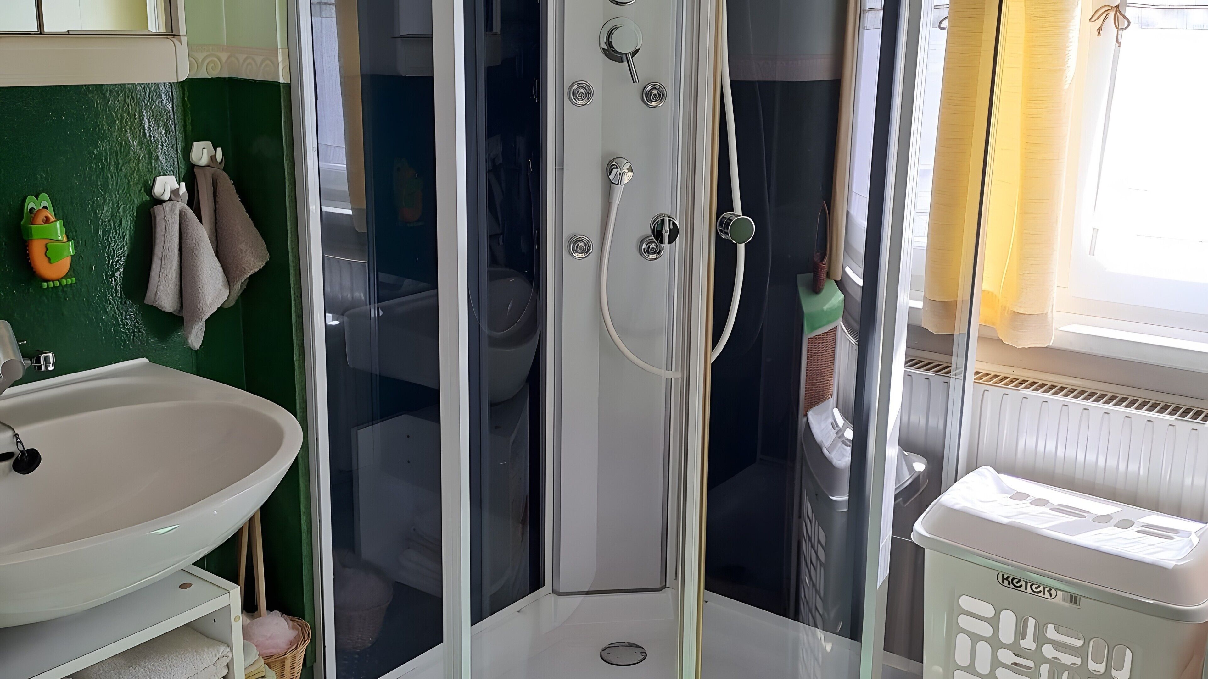 Een douche, een haardroger, handdoeken