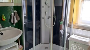 Douche, sèche-cheveux, serviettes fournies