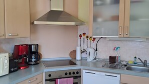 Een koelkast, een microgolfoven, een oven, een kookplaat