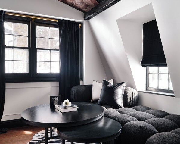 Classic Room | Living area - Garden Gables (Lenox)