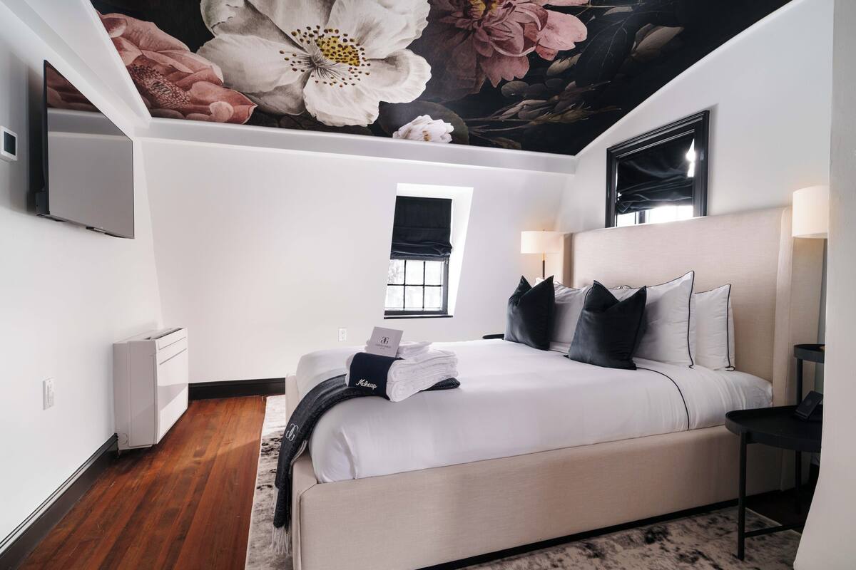 Quarto clássico | Cortinas blackout, Wi-Fi de cortesia