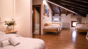 A bedroom with a wooden ceiling, a bed, a bedside table with a vase, and a window with curtains. - Villa Sara Resort (Venezia)
