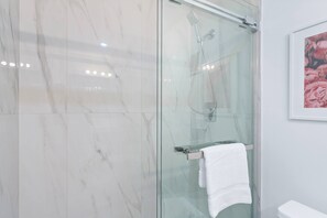 Shower, eco-friendly toiletries, hair dryer, towels - Downtown Suite Near Little Italy & FIFA 2026 (Toronto)