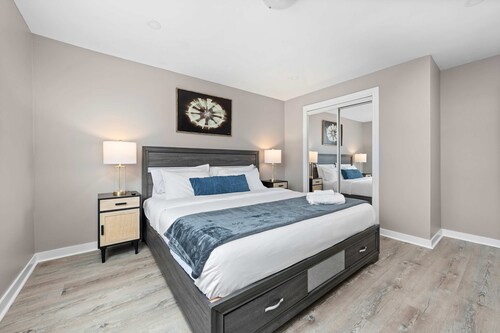 Cozy Condo Between Little Italy and Trinity Bellwoods