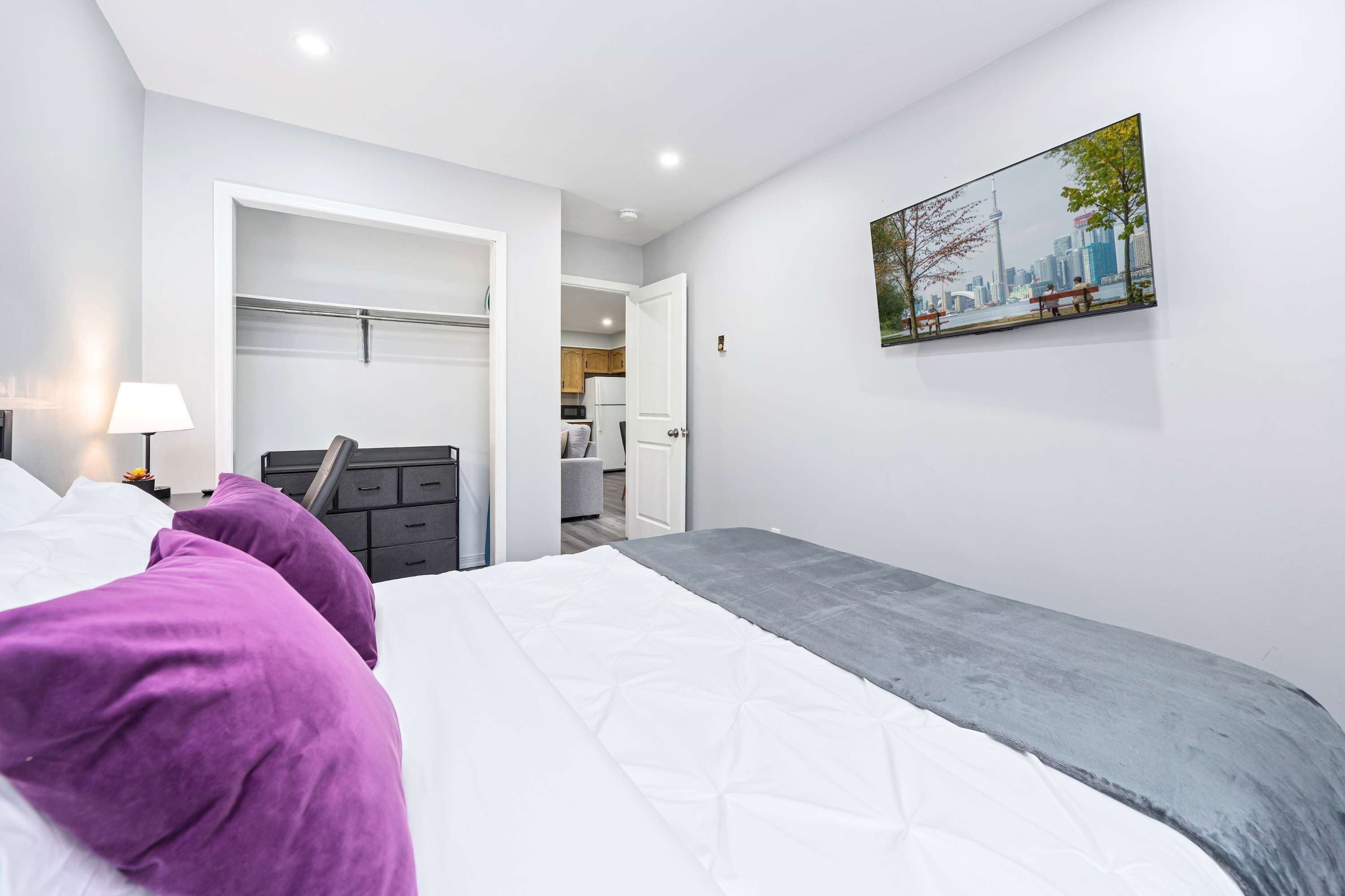 2 chambres, bureau, fer et planche à repasser, accès au Wi-Fi (inclus)
