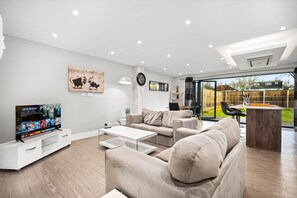 Standard House | Living area - Grand 5 Bedrooms and 3 Bath Birmingham Home (Birmingham)