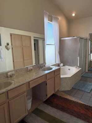 Shower - Grandma's House +pickleball +pool +tennis +spa (Tucson)