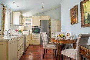 Fridge, microwave, dishwasher, coffee/tea maker - Liston Town House (Kerkira)