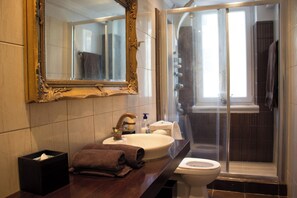 Shower, hair dryer, towels, soap - Liston Town House (Kerkira)