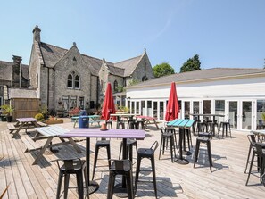 Outdoor dining - 'poolside' 66 Atlantic Reach (Newquay)