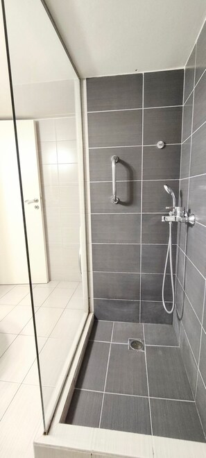 Shower, hair dryer, towels - Central apartment in Acropolis museum (Athens)