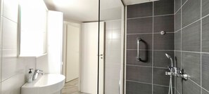 Een douche, een haardroger, handdoeken