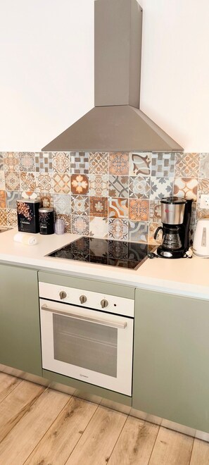 Fridge, oven, stovetop, coffee/tea maker - Central apartment in Acropolis museum (Athens)