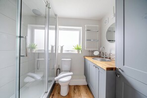 Shower, hair dryer, towels - Stunning 3BR Townhouse - Central Oxford - Pass the Keys (Oxford)
