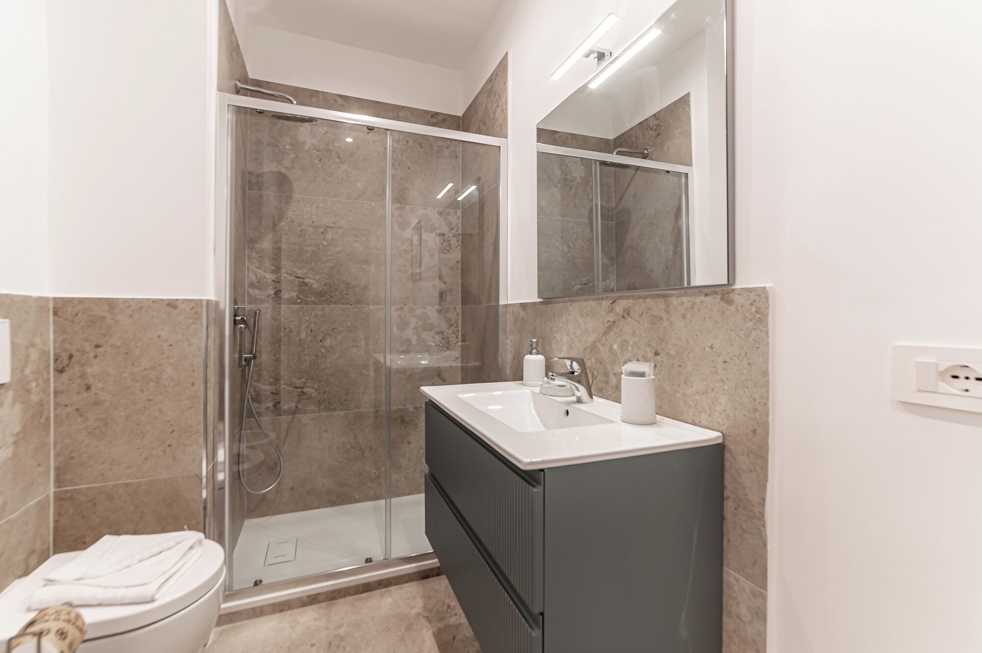 Appartement, uitzicht op stad | Badkamer | Een douche, gratis toiletartikelen, een haardroger, een bidet