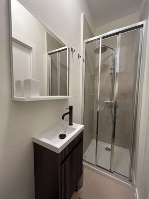 Shower, hair dryer, bidet, towels - Charmant studio avec mezzanine & Terasse (Bruxelles)