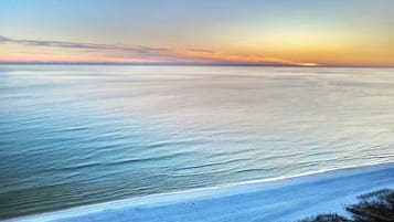 Beach nearby, sun loungers, beach towels
